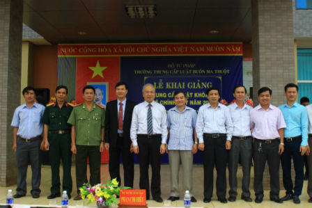 Thứ trưởng Phan Chí Hiếu dự lễ khai giảng của Trường Trung cấp Luật Buôn Ma Thuột