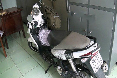 Cô gái vác chổi đuổi "tên cướp kim tiêm"