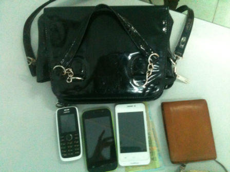 Cô gái vác chổi đuổi "tên cướp kim tiêm"