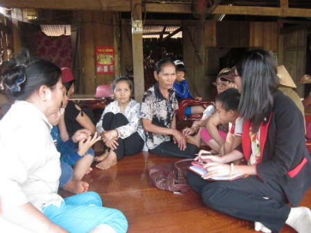 Dì ghẻ bắt con chồng lau nền nhà bằng… lưỡi