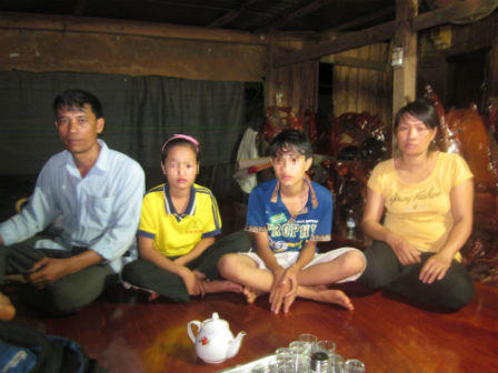 Dì ghẻ bắt con chồng lau nền nhà bằng… lưỡi