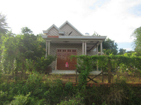 Dì ghẻ bắt con chồng lau nền nhà bằng… lưỡi