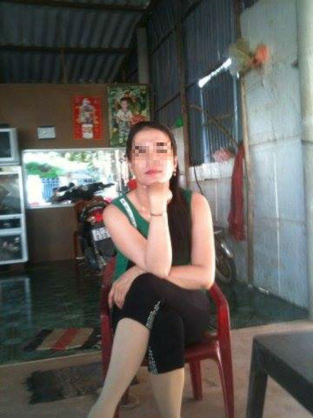 Công an huyện say xỉn hôn phụ nữ giữa đường... cho vui?