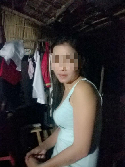 Công an huyện say xỉn hôn phụ nữ giữa đường... cho vui?