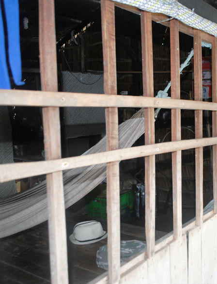 Mất mạng vì bị vợ... trói vào cửa sổ