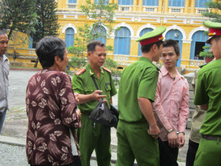 Giảm án cho anh chồng si tình giết cô vợ nằng nặc đòi đi chơi với trai lạ