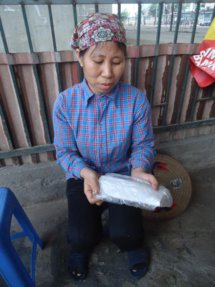 Chị đồng nát mừng như sống lại khi đánh rơi 10 triệu đúng... tay công an