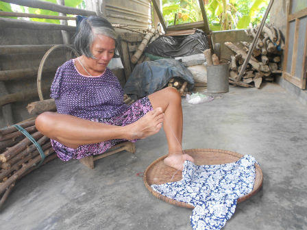 Thiếu phụ không tay may áo bằng… chân