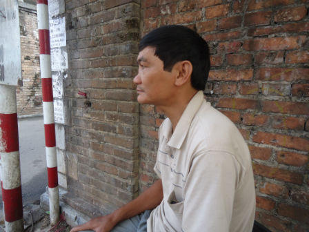 Bán áo dài Huế kèm hai cây nhang để “yểm” du khách Hà Nội?