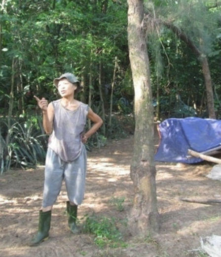 Dị nhân 15 năm vào nghĩa địa sống “báo hiếu” cha mẹ