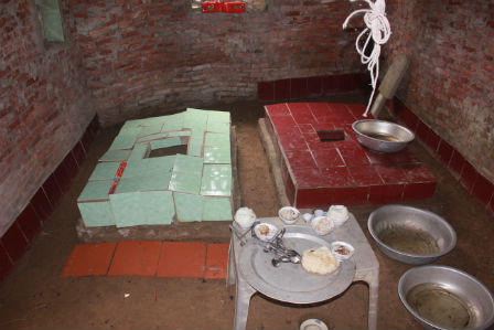 Dị nhân 15 năm vào nghĩa địa sống “báo hiếu” cha mẹ