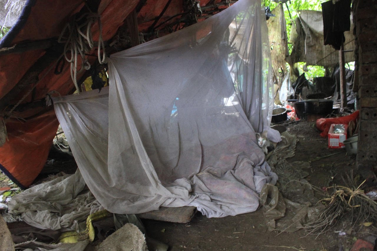 Dị nhân 15 năm vào nghĩa địa sống “báo hiếu” cha mẹ