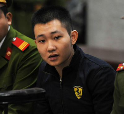 Trước khi ra khỏi nhà, chị Huyền hỏi chồng: “Hôm nay em có đẹp không!“