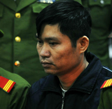 Trước khi ra khỏi nhà, chị Huyền hỏi chồng: “Hôm nay em có đẹp không!“