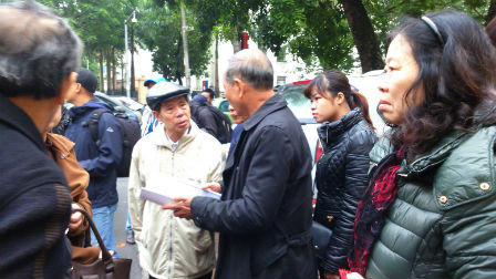 Trước khi ra khỏi nhà, chị Huyền hỏi chồng: “Hôm nay em có đẹp không!“