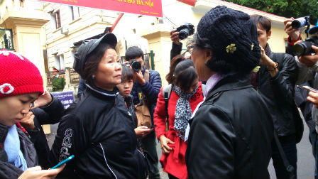 Trước khi ra khỏi nhà, chị Huyền hỏi chồng: “Hôm nay em có đẹp không!“