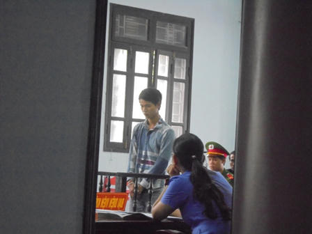 Thiếu niên 16 cưỡng bức bà vé số 