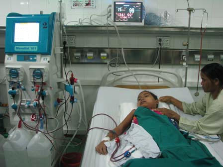 Xót lòng cảnh bệnh nhi tự mưu sinh chờ định kỳ chạy thận