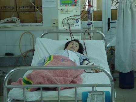 Xót lòng cảnh bệnh nhi tự mưu sinh chờ định kỳ chạy thận