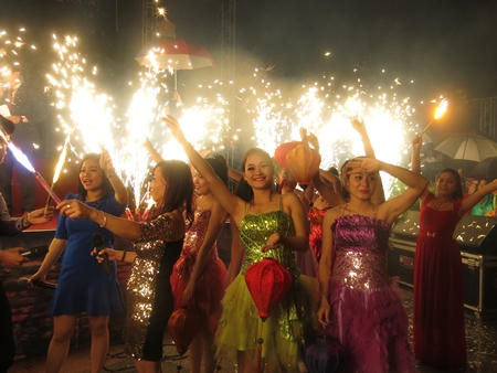 Lễ hội hóa trang đường phố trong dạ hội chào năm mới tưng bừng vui bên bờ sông Hoà