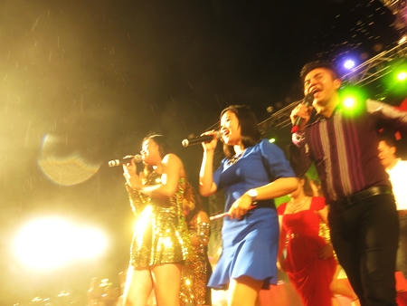 Đêm giao thừa rộn rã bất chấp trời mưa trên sân khấu chính