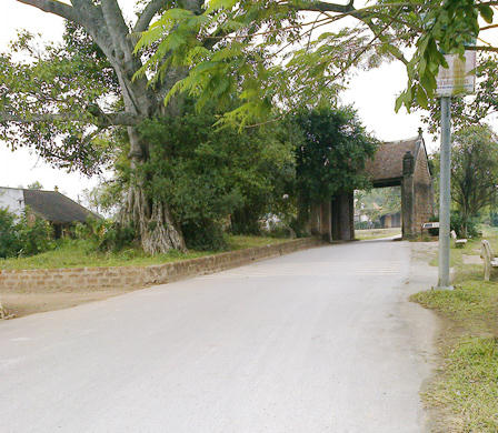 Làng cổ Đường Lâm - con cháu muốn về nhà, phải… mua vé?