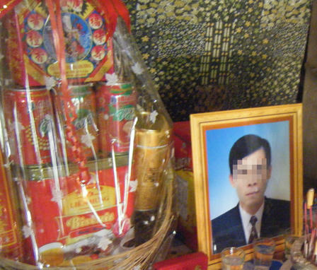 Mở bao tải trôi trước cửa nhà, thấy xác con trai