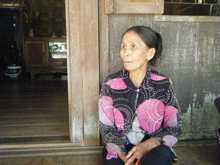 Mở bao tải trôi trước cửa nhà, thấy xác con trai