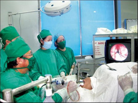 Dùng mỡ bụng chữa khàn giọng