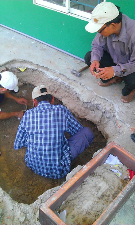 Ma mị tin đồn đào được 10kg xương dưới nền nhà