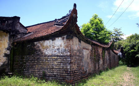 Hòn đá xanh “hành” cả làng đau mắt đỏ?