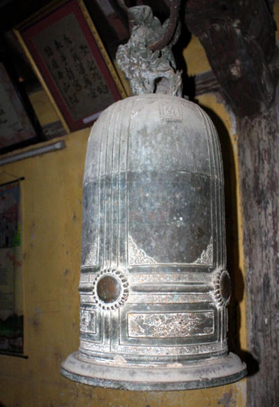 Hòn đá xanh “hành” cả làng đau mắt đỏ?