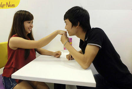 Xếp hàng hôn nhau để được ăn tàu hũ miễn phí