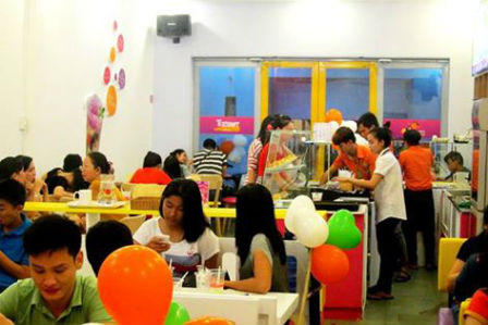 Xếp hàng hôn nhau để được ăn tàu hũ miễn phí