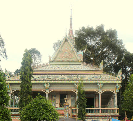 Báu vật trong ngôi chùa được ốp bằng chén, đĩa