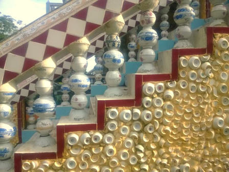 Báu vật trong ngôi chùa được ốp bằng chén, đĩa