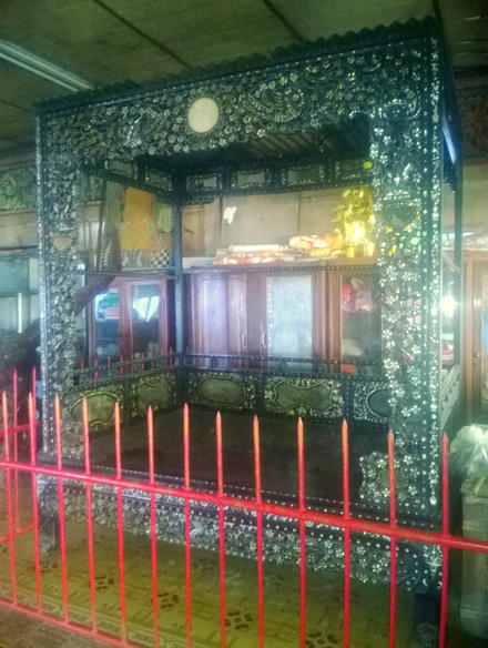 Báu vật trong ngôi chùa được ốp bằng chén, đĩa