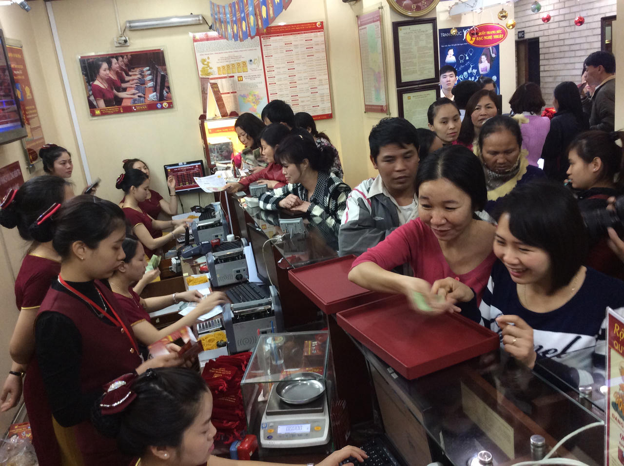 Tâm lý đám đông và chuyện mua vàng “lấy vía” Thần Tài