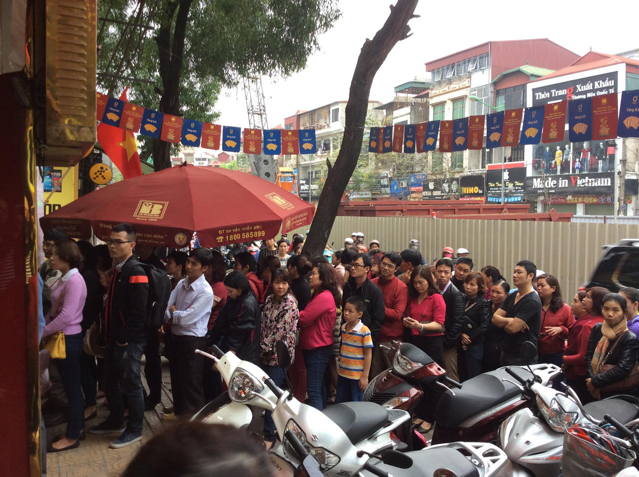 Tâm lý đám đông và chuyện mua vàng “lấy vía” Thần Tài