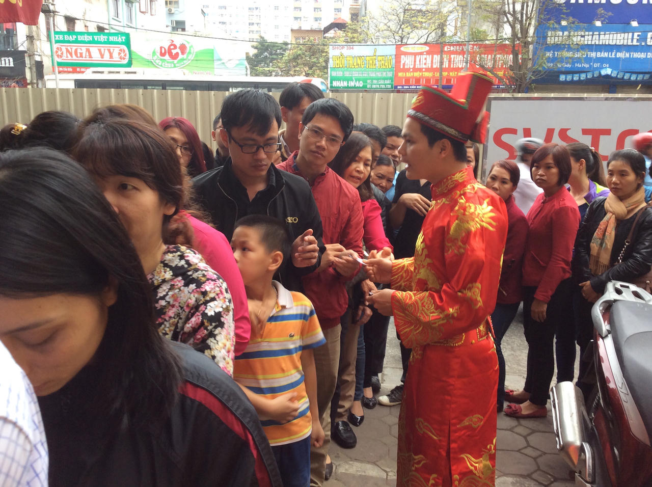 Tâm lý đám đông và chuyện mua vàng “lấy vía” Thần Tài