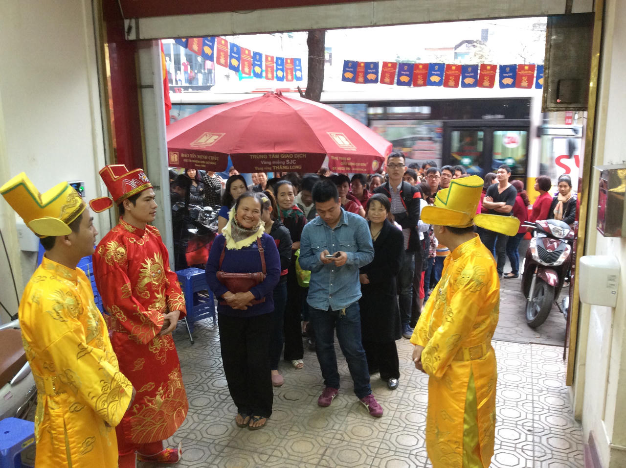 Tâm lý đám đông và chuyện mua vàng “lấy vía” Thần Tài