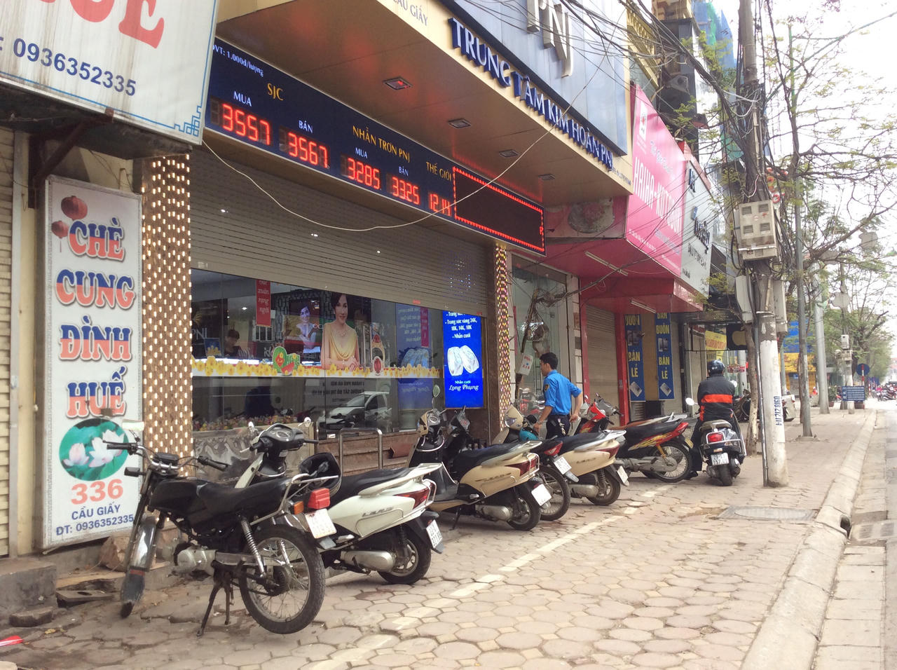 Tâm lý đám đông và chuyện mua vàng “lấy vía” Thần Tài