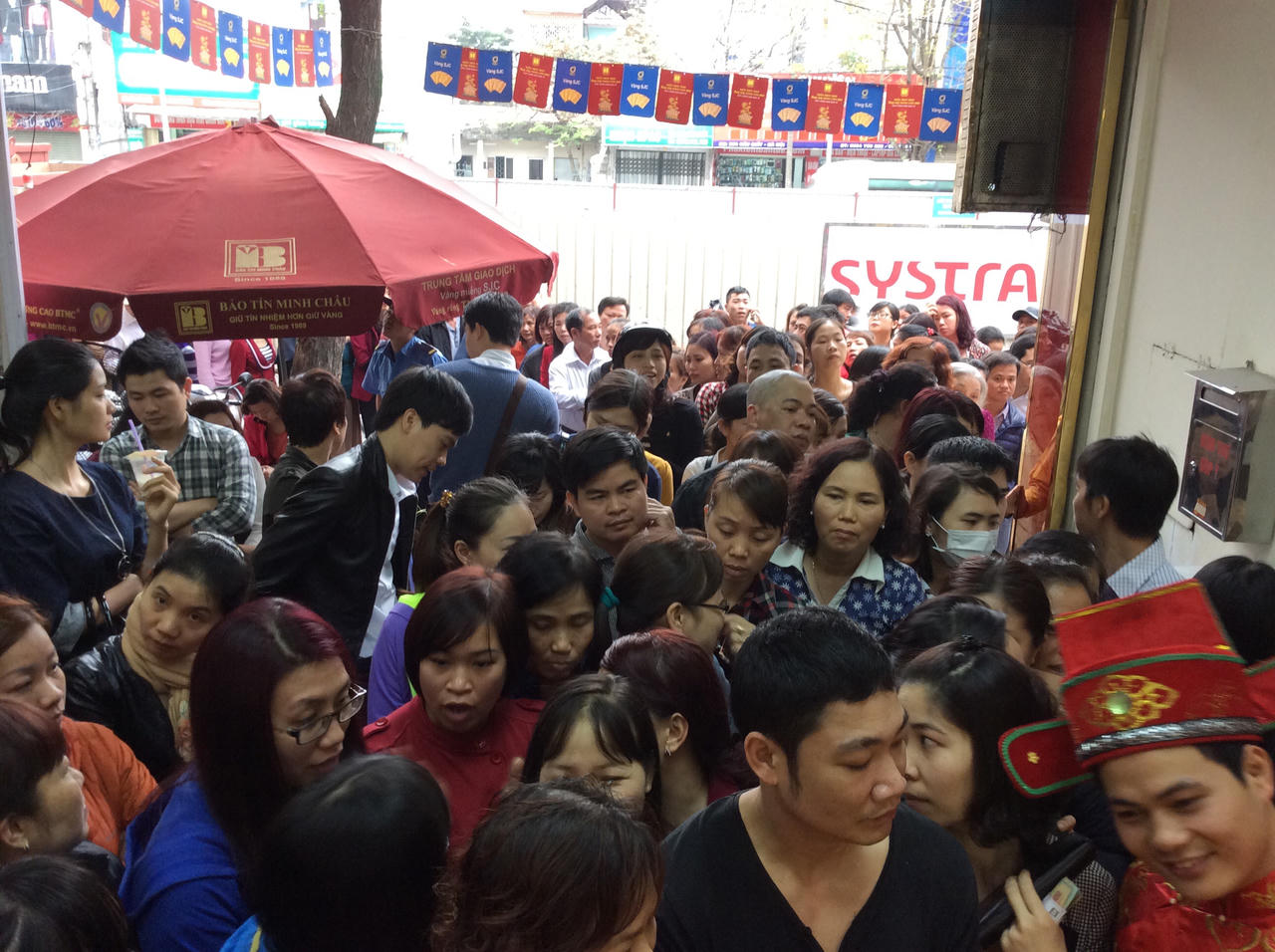 Tâm lý đám đông và chuyện mua vàng “lấy vía” Thần Tài