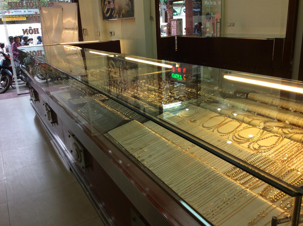 Tâm lý đám đông và chuyện mua vàng “lấy vía” Thần Tài