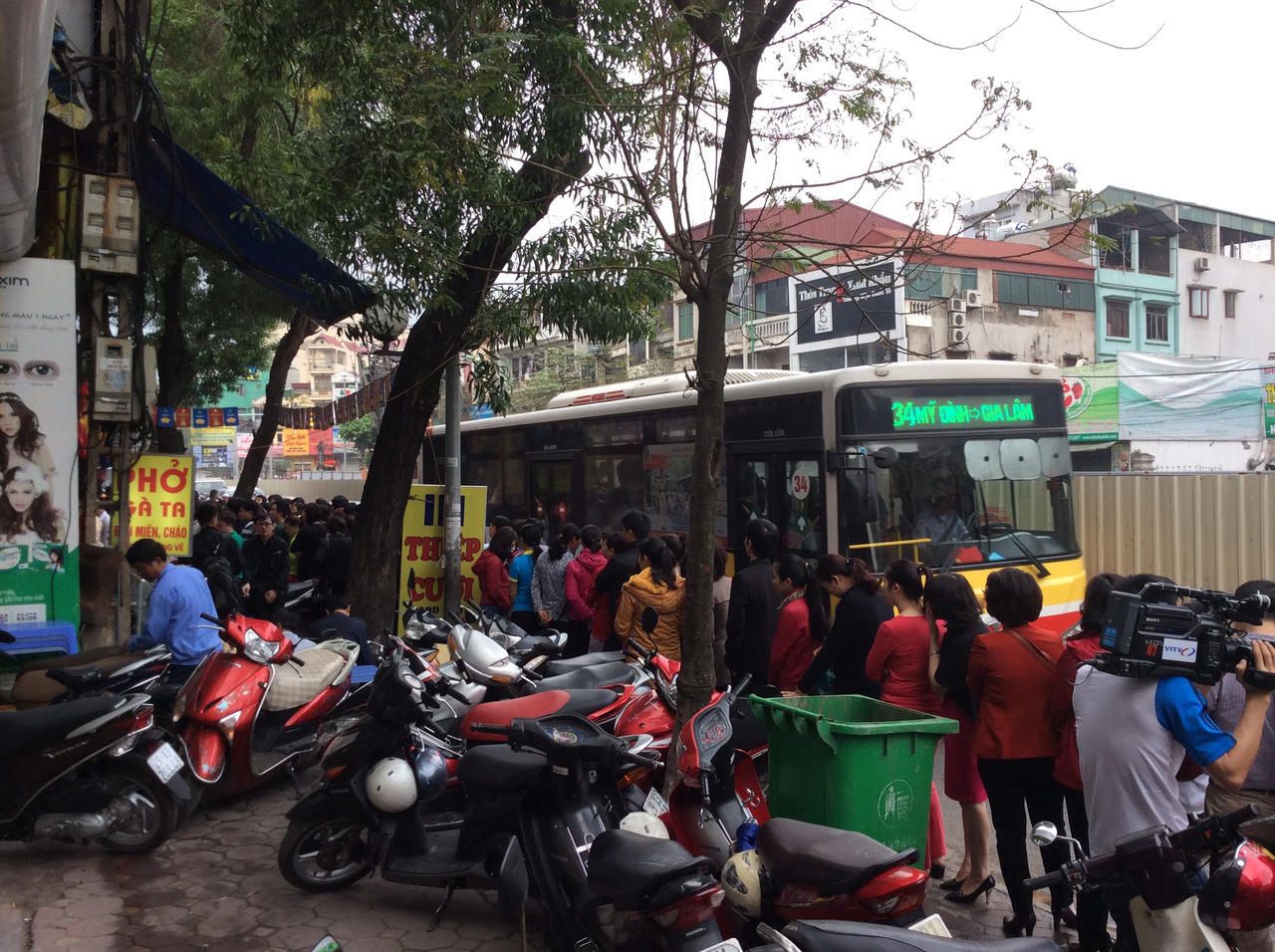 Tâm lý đám đông và chuyện mua vàng “lấy vía” Thần Tài