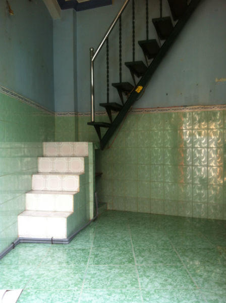 Sát nhân vụ giết nghệ sỹ đồng tính tắm rửa trên nóc nhà sau khi gây án