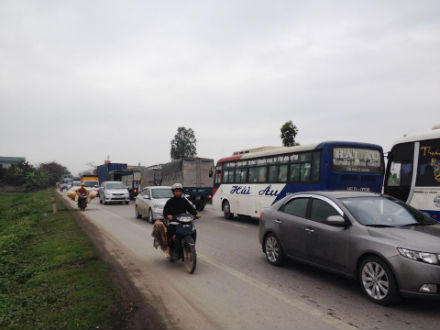 Xe gắn biển Tân Cảng miền Bắc gây tai nạn trên đường