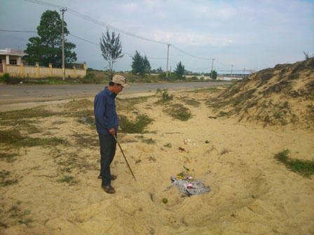 Ngôi mộ chôn 9 hình nộm "nhát ma" người hiếu kỳ