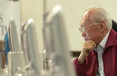 Khi đã 70 tuổi, ông Lý vẫn không ngại làm quen với máy tính