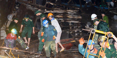 Trắng đêm cứu nạn công nhân vụ sập giàn giáo ở Vũng Áng